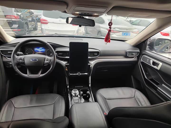 Фото 12 - Ford Explorer