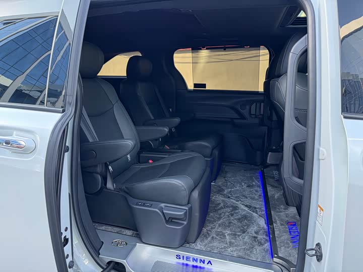 Фото 10 - Toyota Sienna