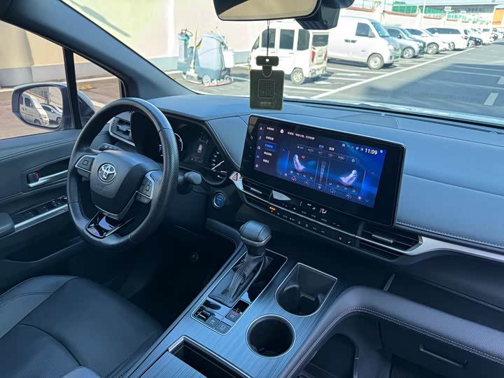 Фото 12 - Toyota Sienna