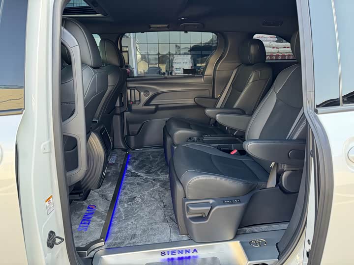 Фото 6 - Toyota Sienna