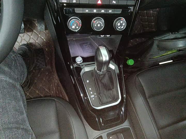 Фото 14 - Volkswagen T-Roc