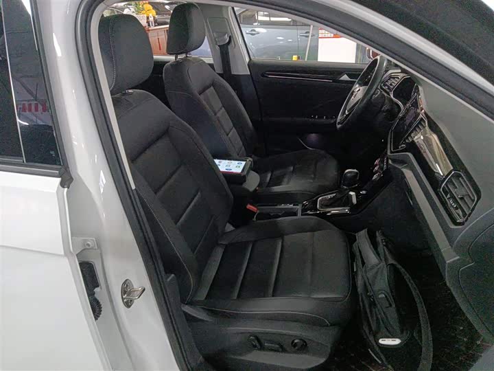 Фото 25 - Volkswagen T-Roc