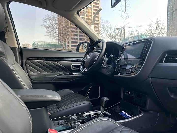 Фото 10 - Mitsubishi Outlander