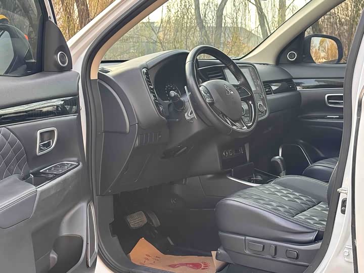 Фото 4 - Mitsubishi Outlander