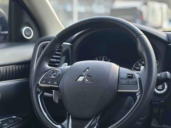 Фото 8 - Mitsubishi Outlander