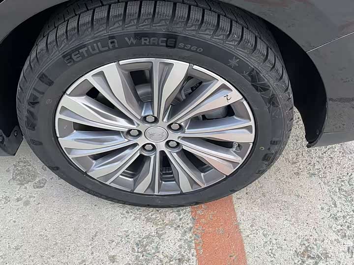 Фото 12 - Hongqi E-QM5