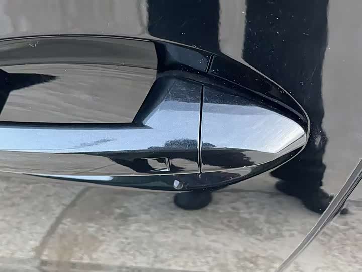 Фото 19 - Hongqi E-QM5