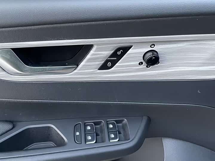 Фото 21 - Hongqi E-QM5