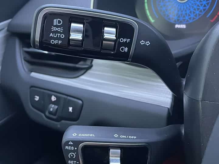 Фото 24 - Hongqi E-QM5