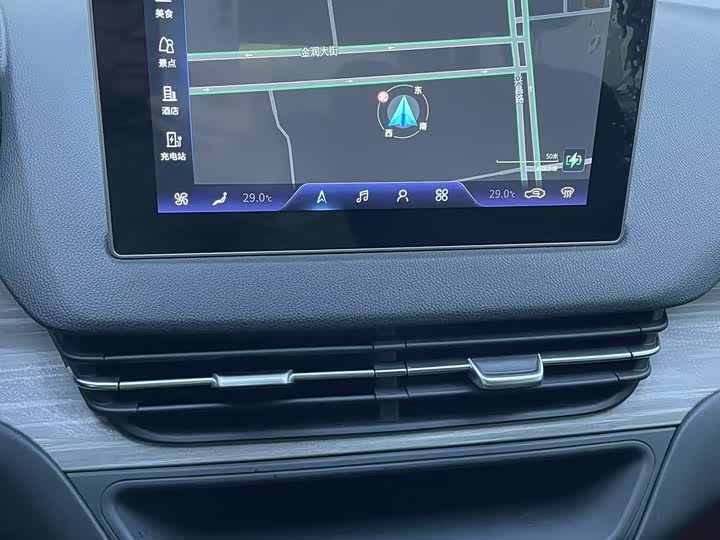 Фото 26 - Hongqi E-QM5