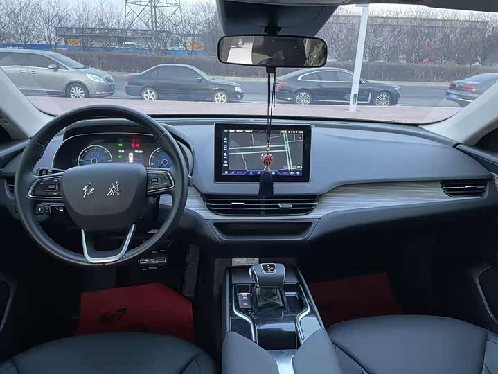 Фото 6 - Hongqi E-QM5