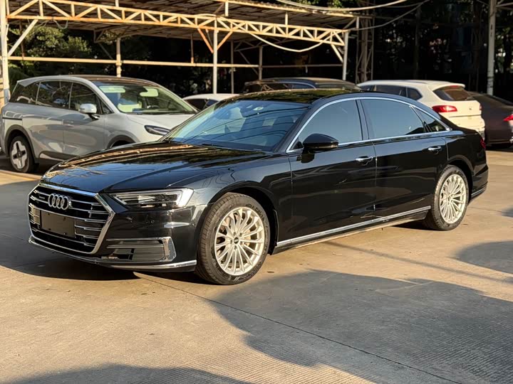 Фото 1 - Audi A8