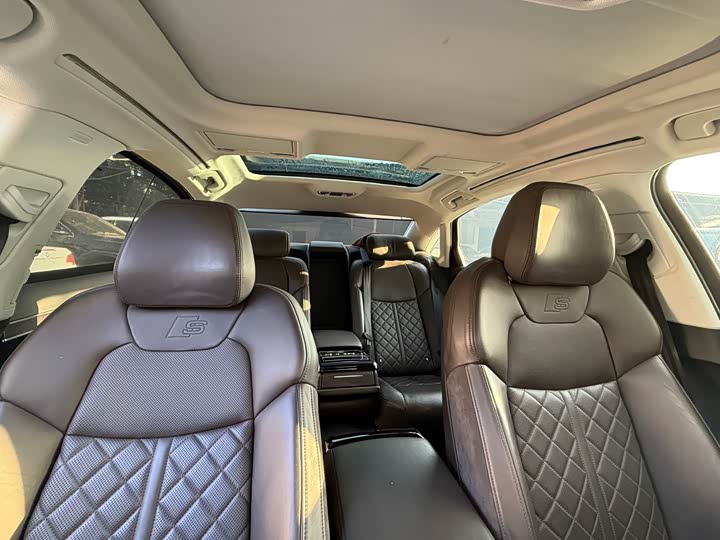 Фото 10 - Audi A8