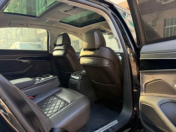 Фото 12 - Audi A8