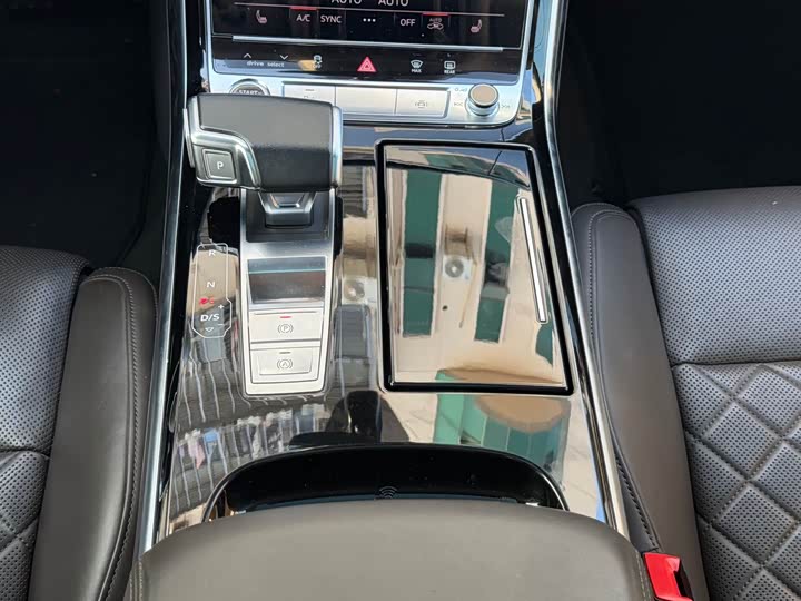 Фото 19 - Audi A8