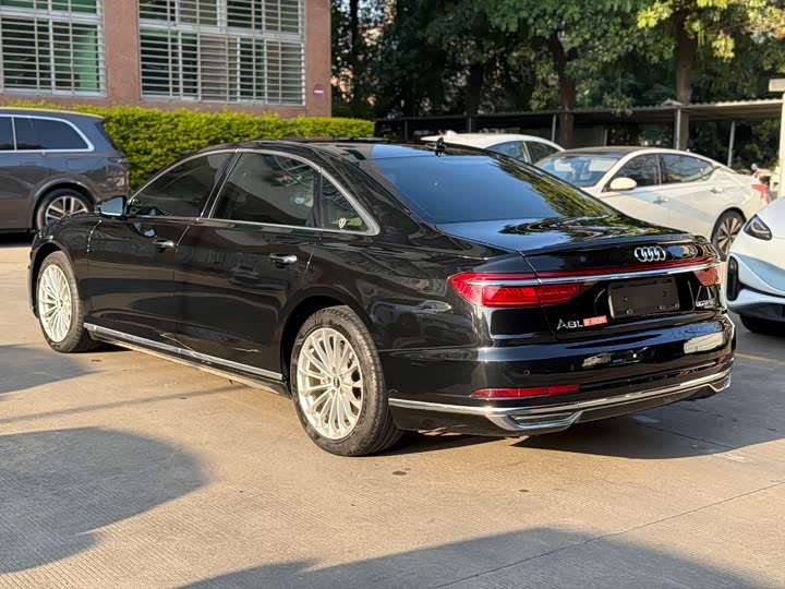 Фото 3 - Audi A8