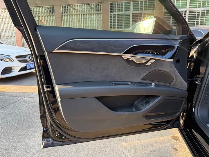 Фото 7 - Audi A8