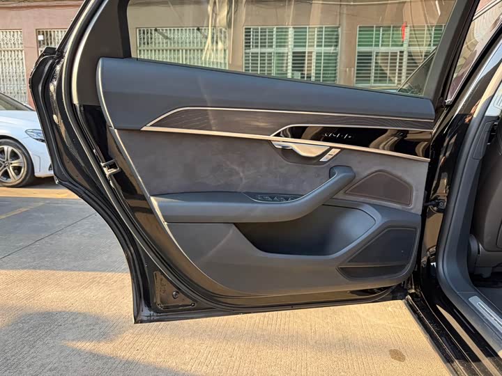 Фото 9 - Audi A8