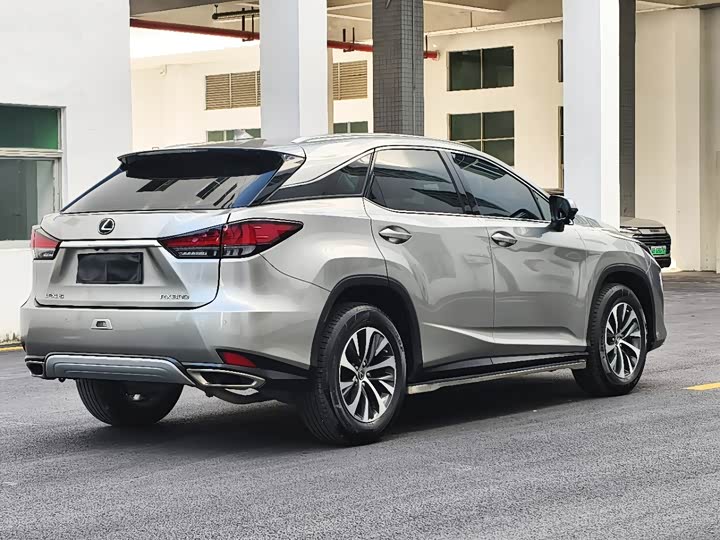 Фото 18 - Lexus RX