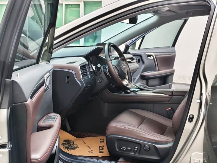 Фото 9 - Lexus RX