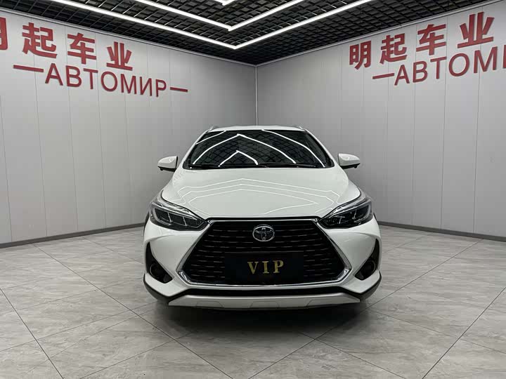 Фото 3 - Toyota Yaris L Hatchback