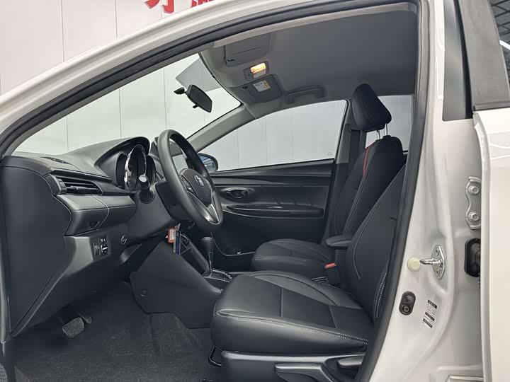 Фото 4 - Toyota Yaris L Hatchback