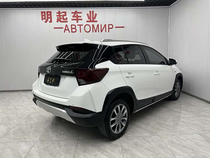 Фото 7 - Toyota Yaris L Hatchback