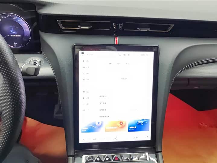 Фото 13 - Hongqi H5