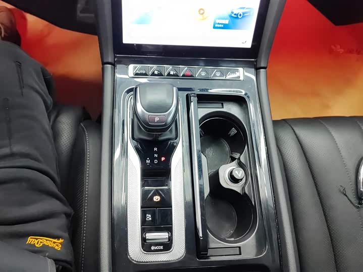 Фото 16 - Hongqi H5