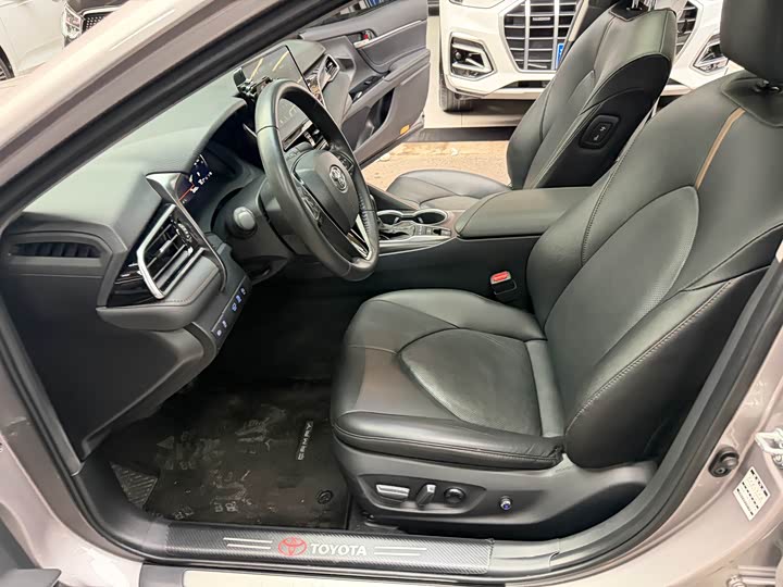 Фото 10 - Toyota Camry