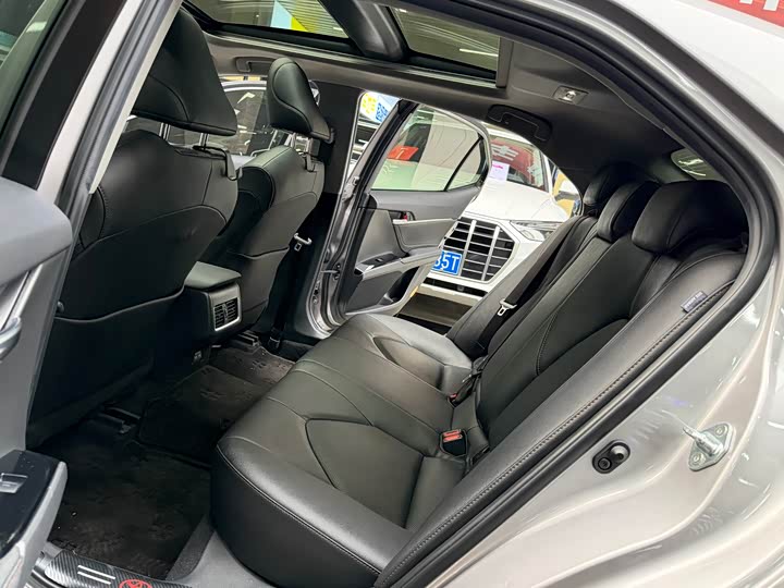 Фото 12 - Toyota Camry