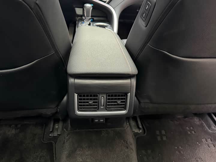 Фото 13 - Toyota Camry