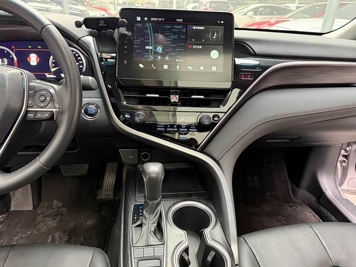 Фото 14 - Toyota Camry