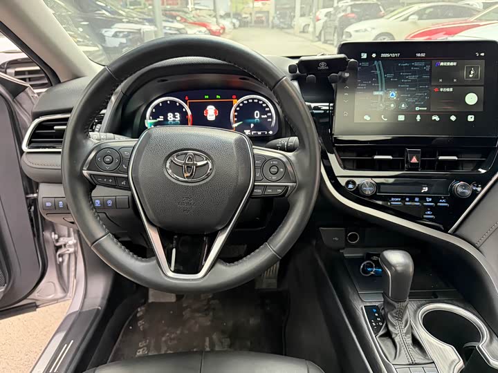 Фото 15 - Toyota Camry