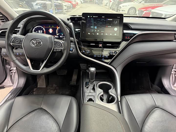 Фото 16 - Toyota Camry