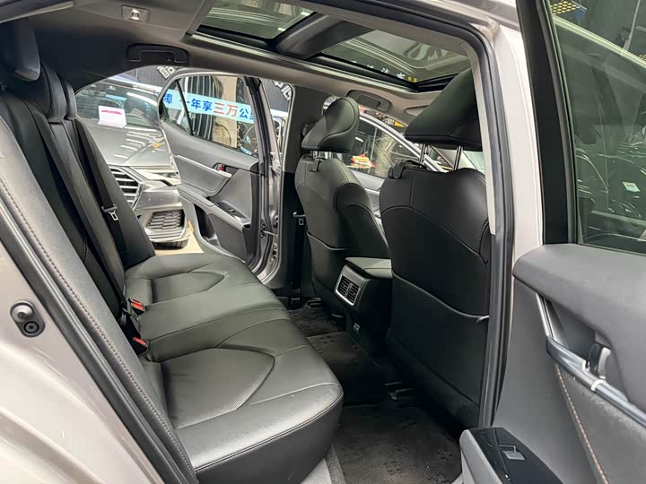 Фото 18 - Toyota Camry