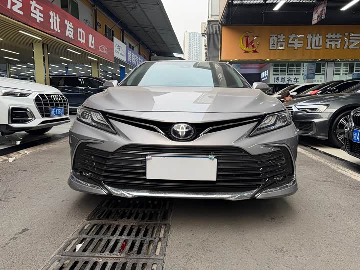 Фото 2 - Toyota Camry