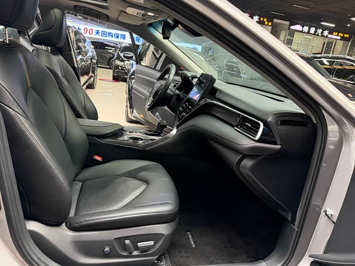 Фото 20 - Toyota Camry