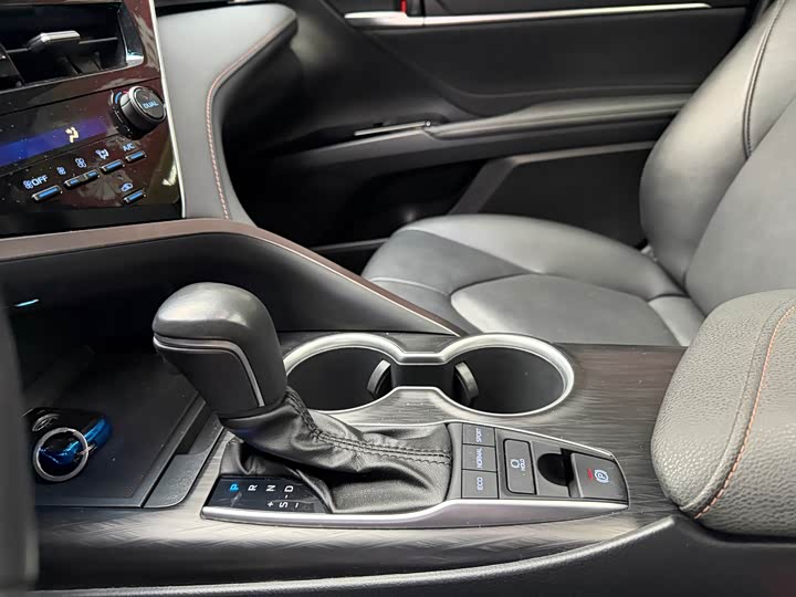 Фото 21 - Toyota Camry