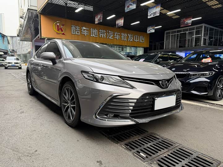 Фото 3 - Toyota Camry