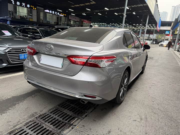 Фото 6 - Toyota Camry