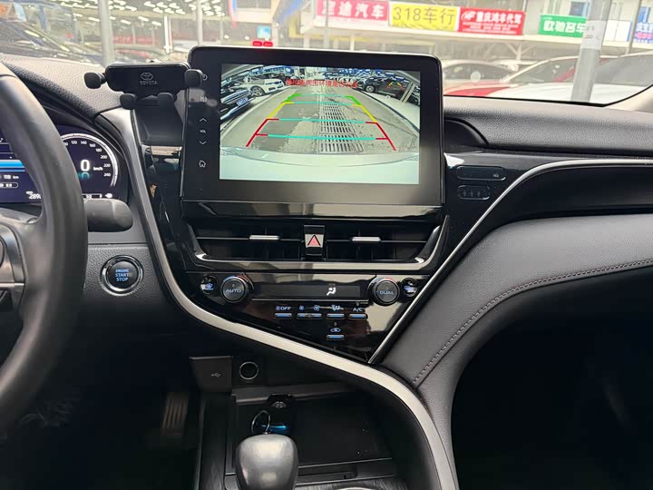 Фото 8 - Toyota Camry