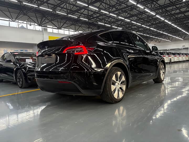 Фото 13 - Tesla Model Y