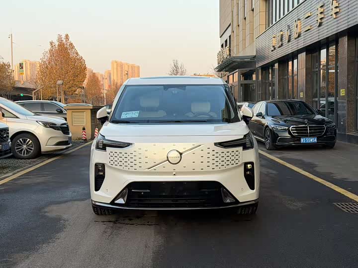 Фото 2 - Volvo EM90