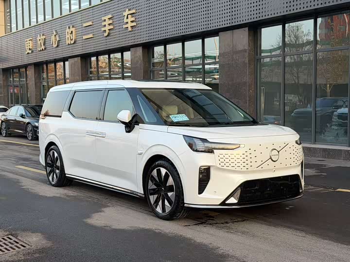 Фото 3 - Volvo EM90