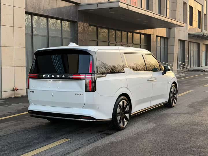 Фото 4 - Volvo EM90