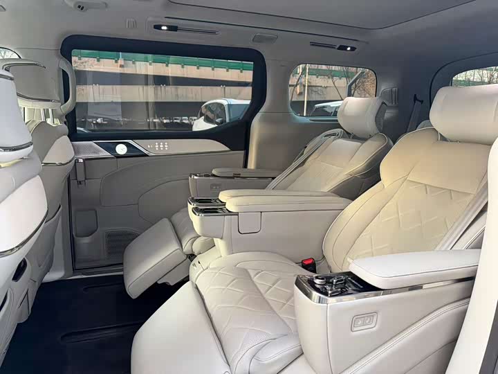 Фото 7 - Volvo EM90