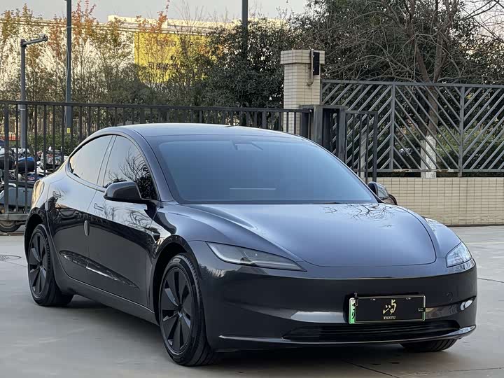 Фото 3 - Tesla Model 3
