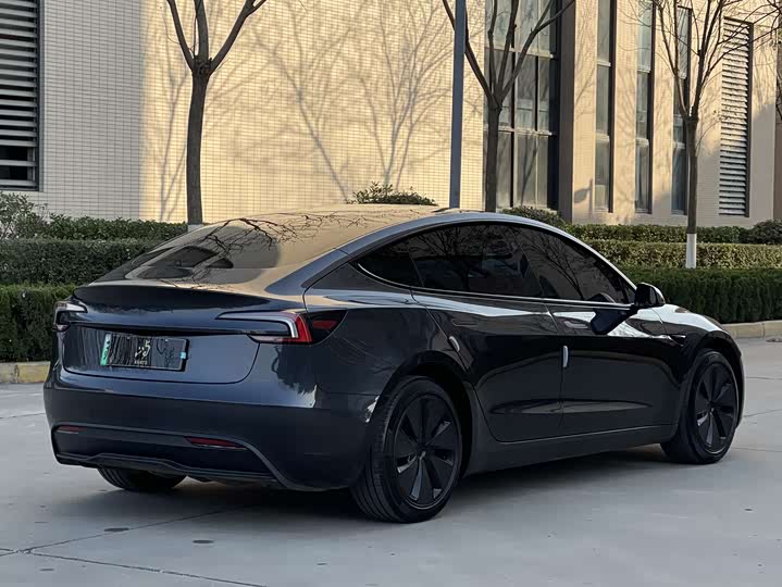 Фото 4 - Tesla Model 3