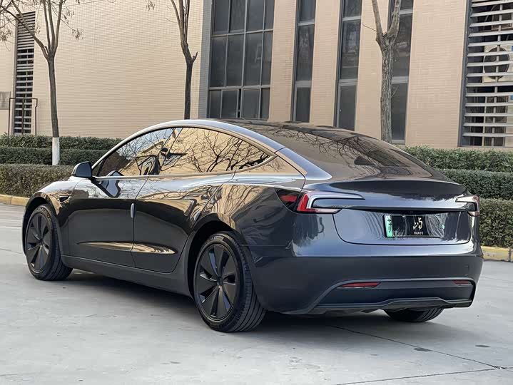 Фото 6 - Tesla Model 3